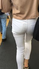 【엉덩이 페티시스트에게】꽉 끼는 흰 바지를 입고 걷는 아름다운 엉덩이 아름다운 다리를 가진 여자
